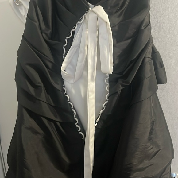 Elegant Black Evening Gown with White Bow - Picture 5 of 6